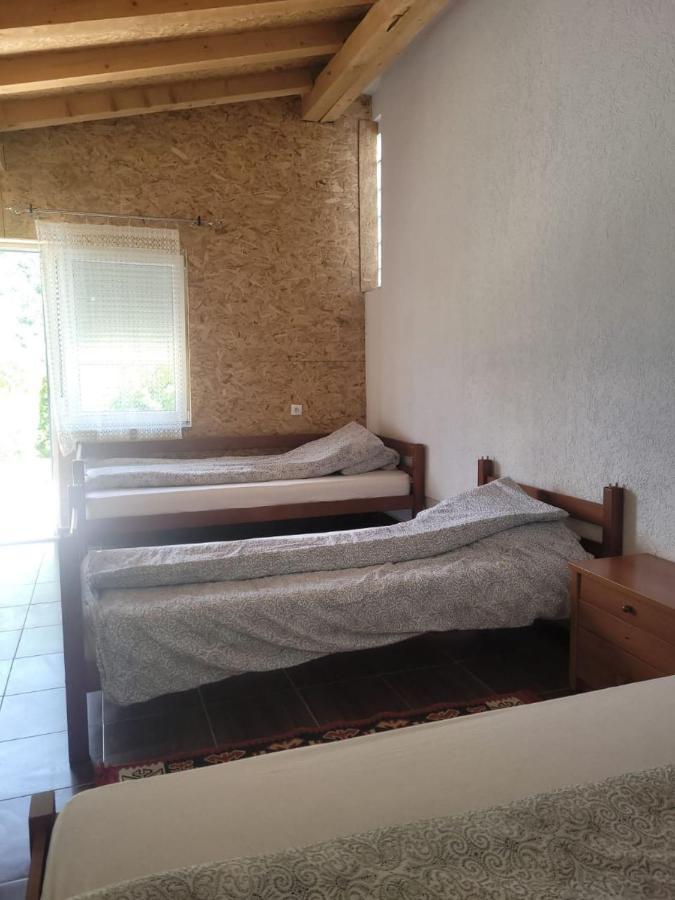 Lola Guest House Vusanje Bagian luar foto