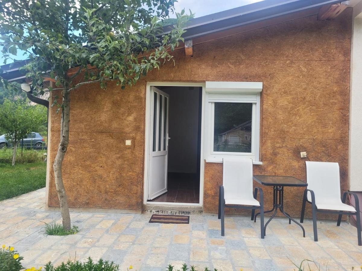 Lola Guest House Vusanje Bagian luar foto