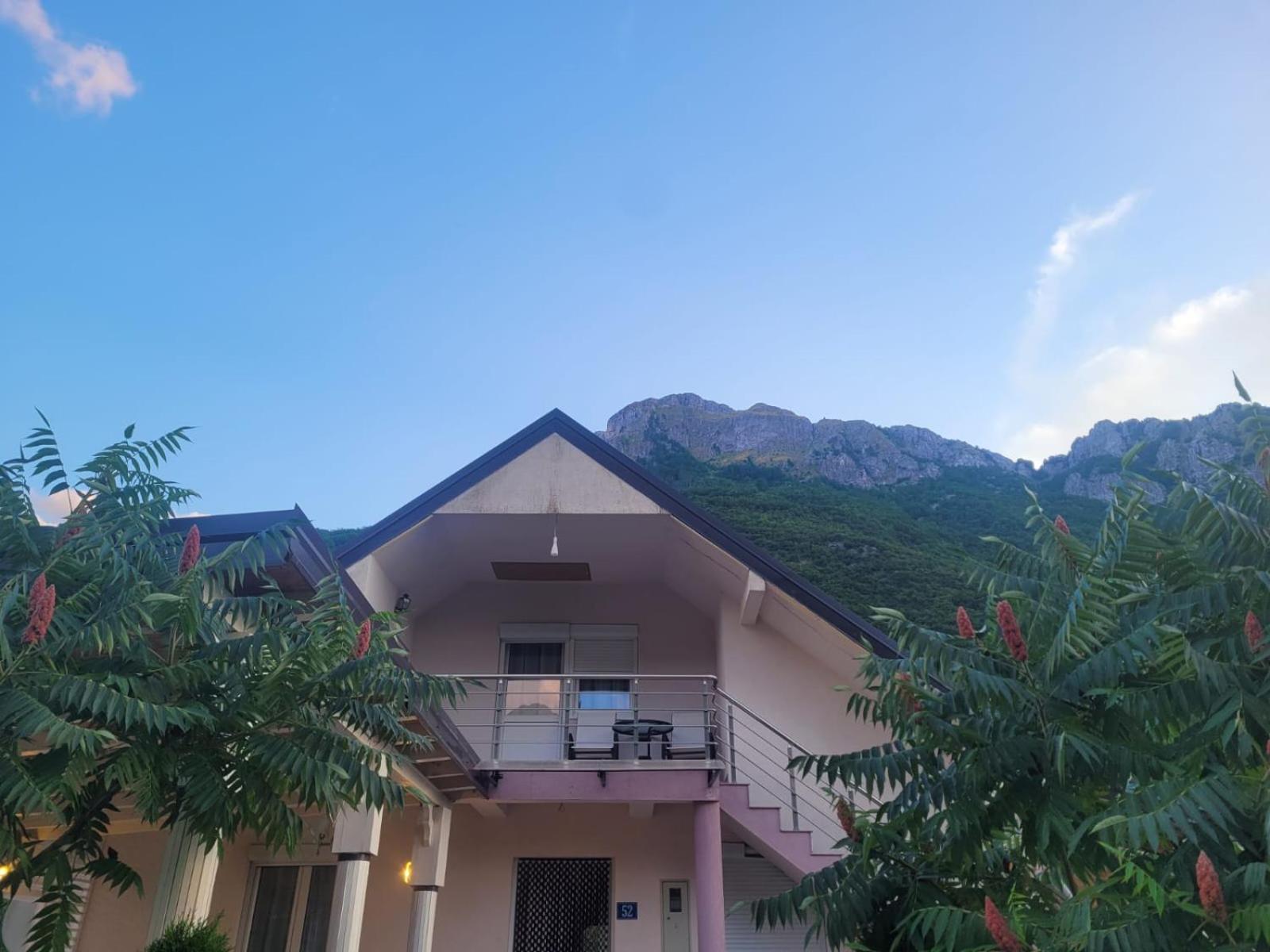 Lola Guest House Vusanje Bagian luar foto