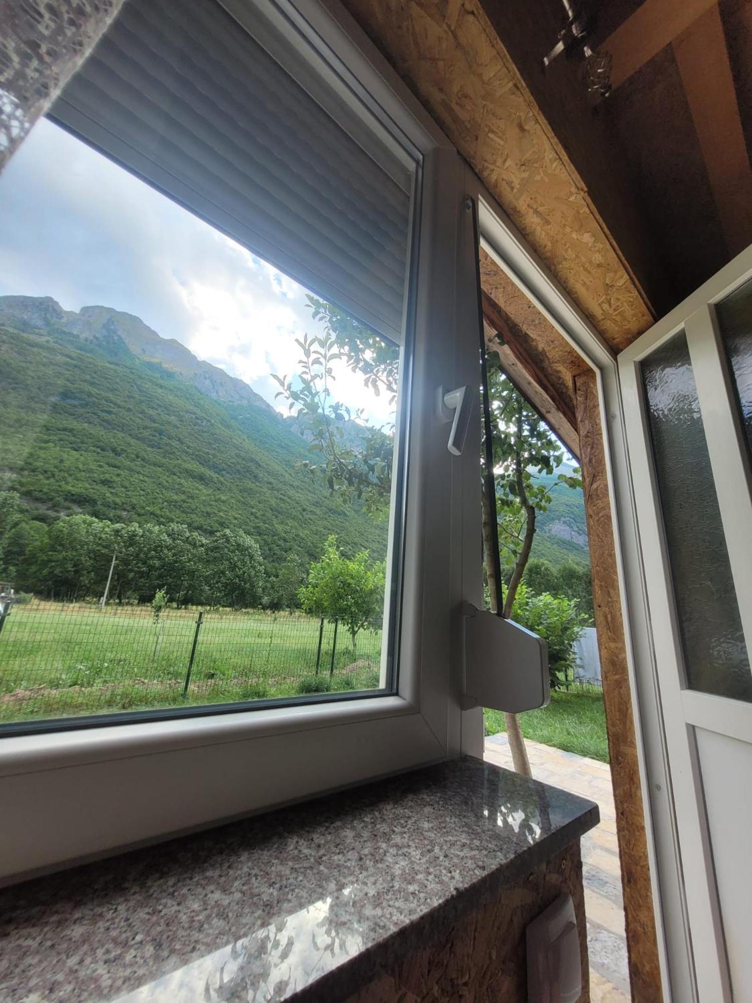 Lola Guest House Vusanje Bagian luar foto