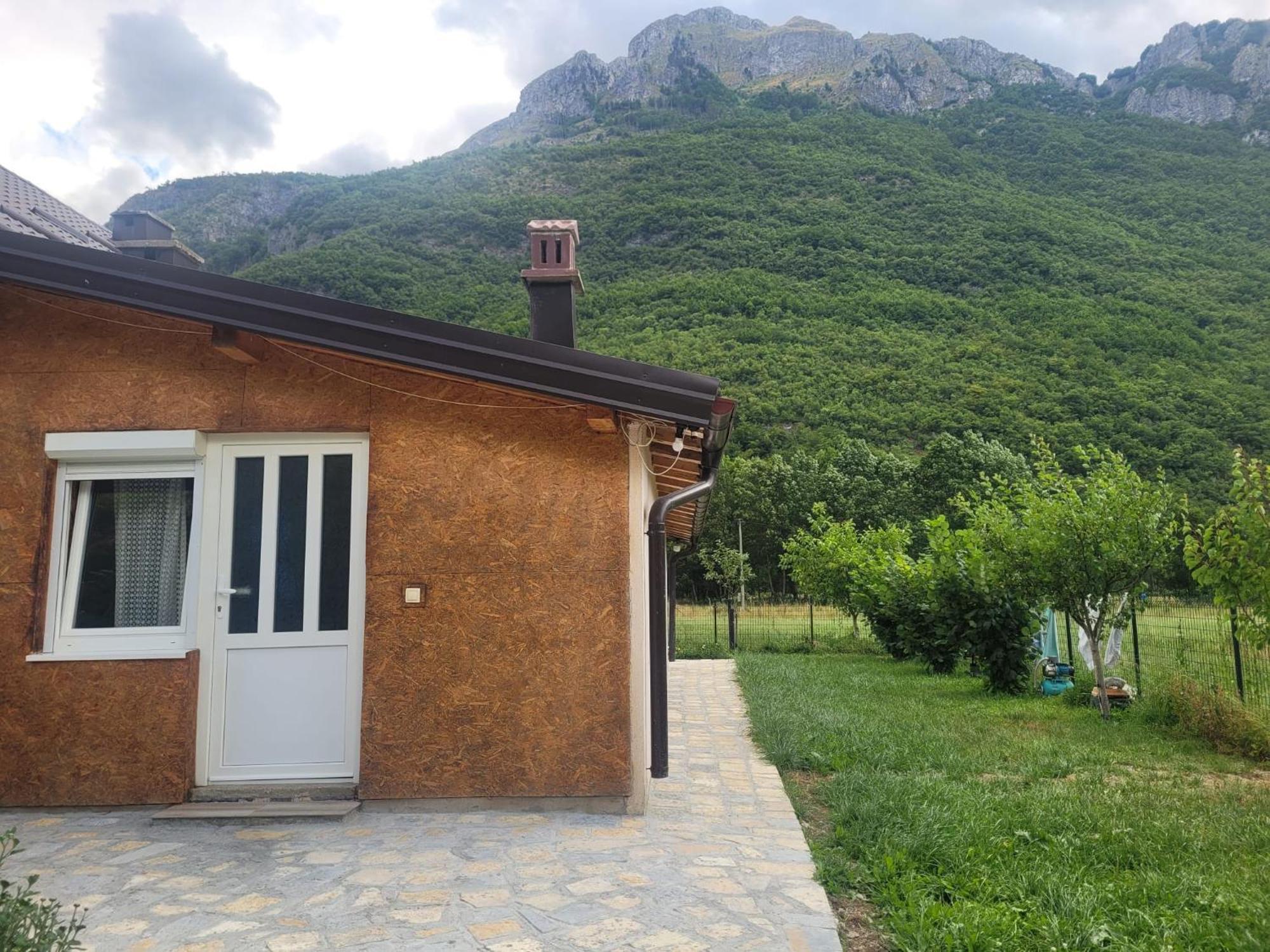 Lola Guest House Vusanje Bagian luar foto