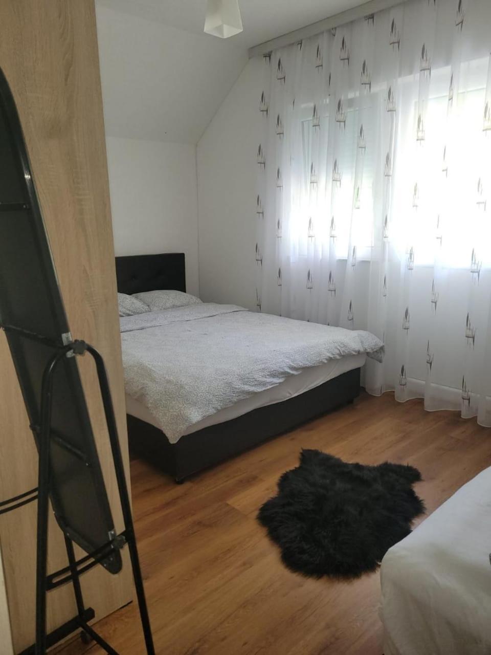 Lola Guest House Vusanje Bagian luar foto
