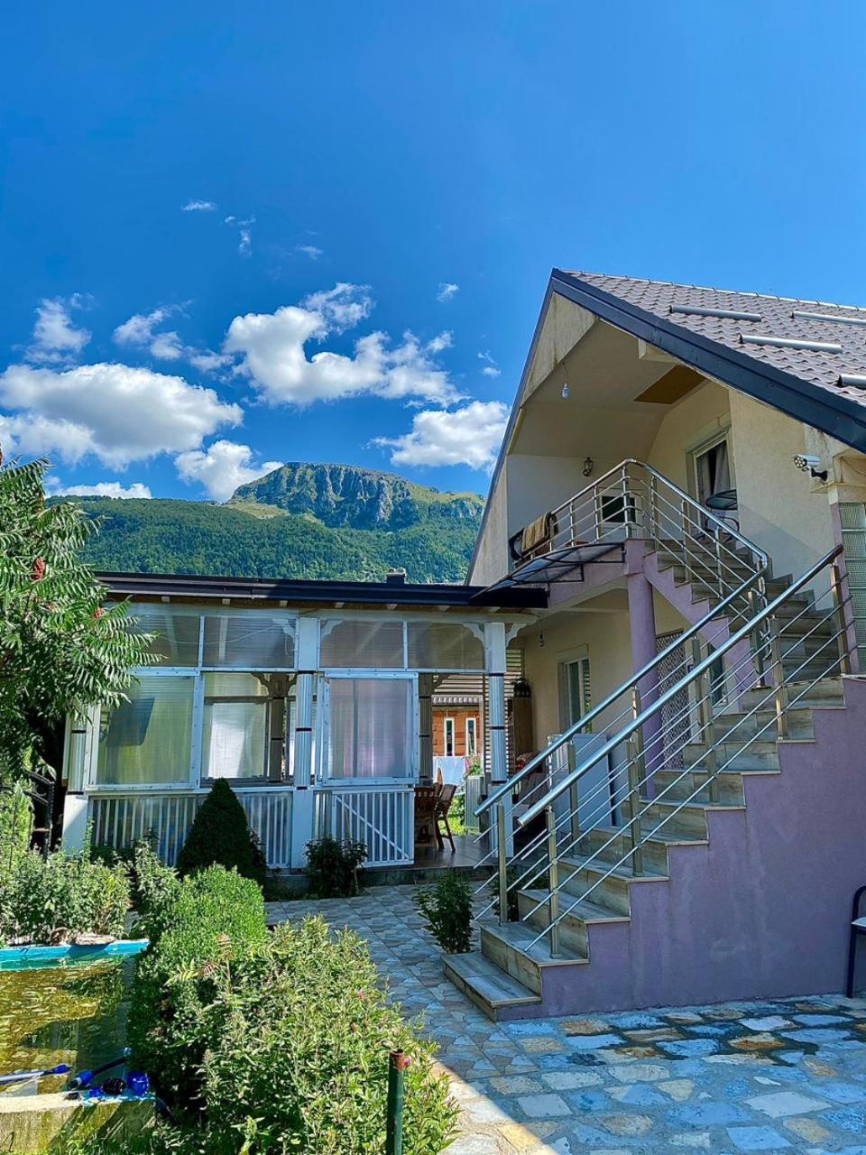 Lola Guest House Vusanje Bagian luar foto